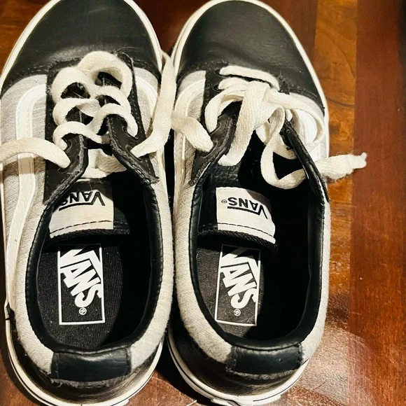 Vans Old Skool Classics Kids Sneakers Black and White Size 2Y - Picture 2 of 12